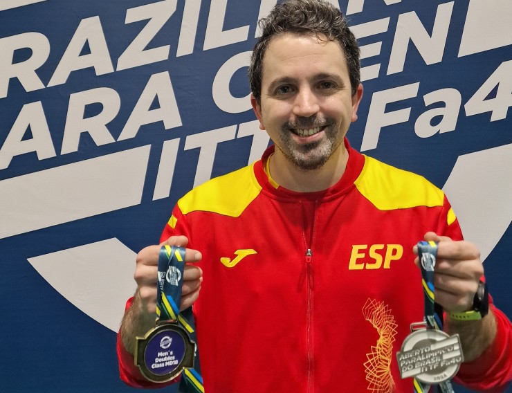 Jorge Cardona, con sus dos medallas conquistadas en Brasil. Foto: FATM