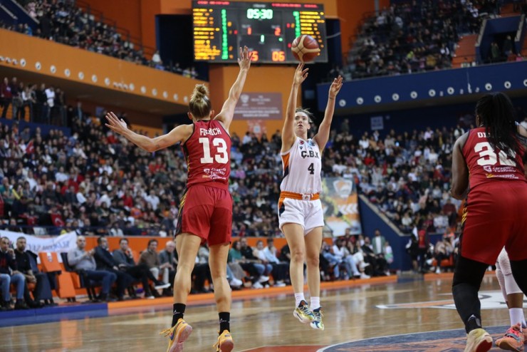 Marina Mabrey, máxima anotador del partido, lanza a canasta en una acción del duelo. Foto: FIBA