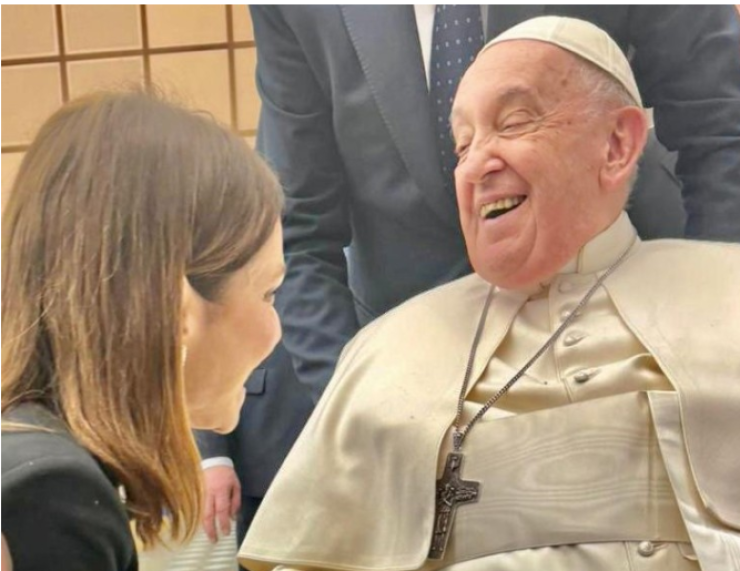 Paula Ortiz junto al papa Francisco.
