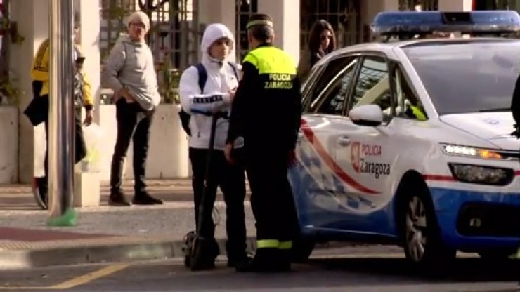 Un usuario del patinete conversa con la Policía Local de Zaragoza.
