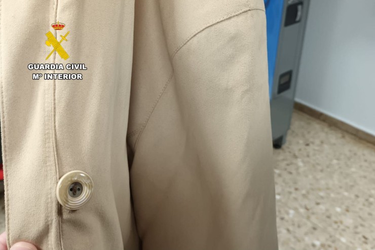 La cámara estaba oculta en un botón. / Guardia Civil