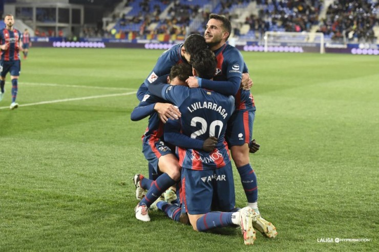 Los jugadores de la SD Huesca celebran el primer tanto del partido.