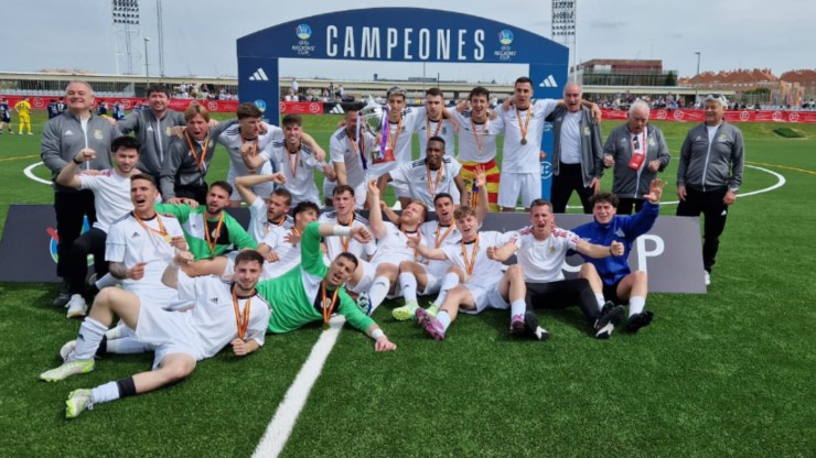 La selección aragonesa celebra el título de la Copa de Regiones de la UEFA. Foto: FAF
