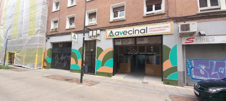 Entrada del supermercado Avecinal, en la calle Santiago Lapuente, 5, de Zaragoza.