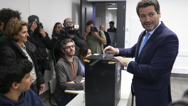 Luis Montenegro votando en las elecciones portuguesas de este domingo.