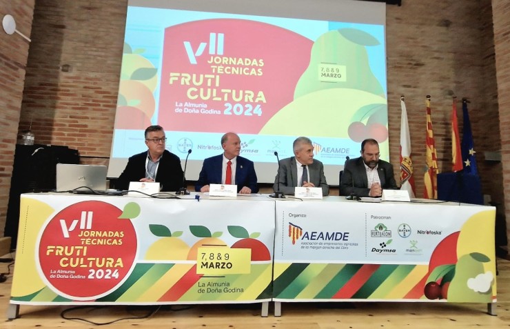El consejero de Agricultura y el alcalde de La Almunia clausuran las VII Jornadas de Fruticultura. / Gobierno de Aragón
