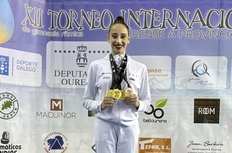 Alba Bautista posa con las cuatro medallas conseguidas en Ourense. Foto: RFEG