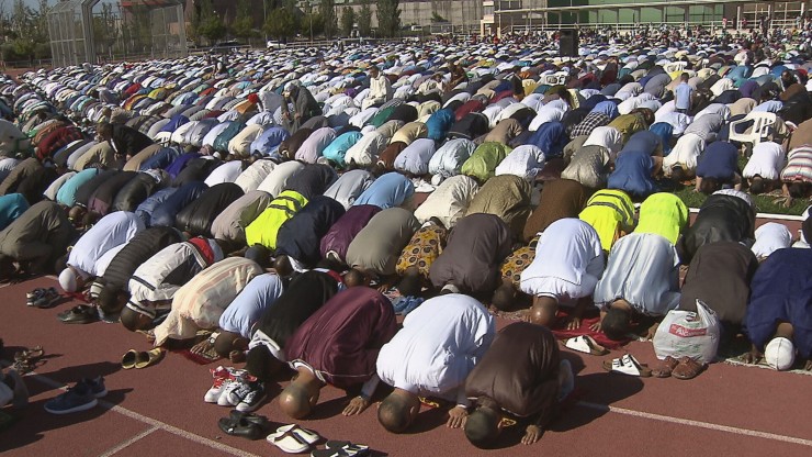 Decenas de musulmanes en el centro municipal La Granja de Zaragoza.