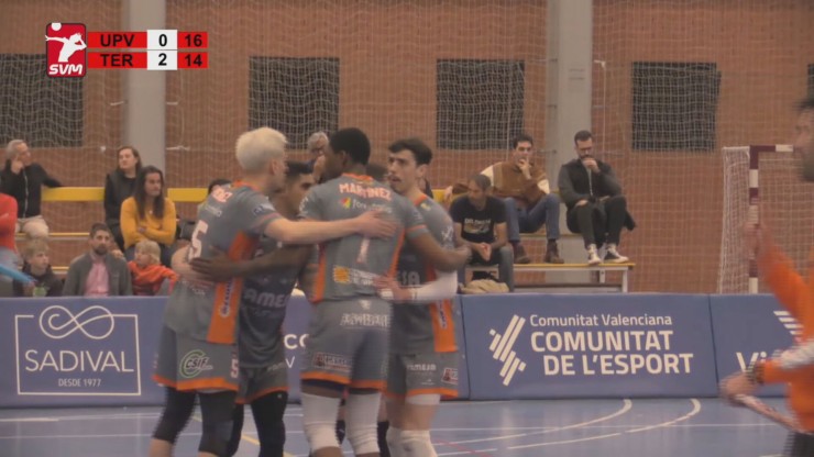 Pamesa Teruel Voleibol celebrando un punto ante Conqueridor Valencia
