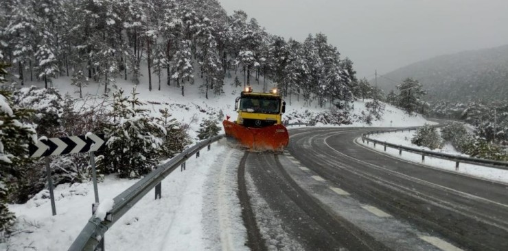 Efectos del temporal de lluvia y nieve en las carreteras aragonesas. / Europa Press