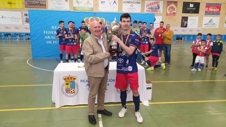 El capitán del Full Energía Zaragoza recoge el trofeo de campeón. Foto: FAF