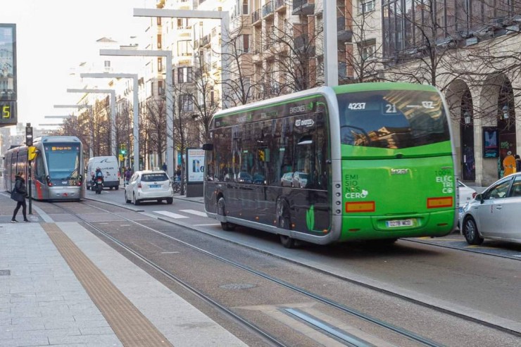 Varios vehículos de transporte público por Paseo de la Independencia de Zaragoza. / Ayuntamiento de Zaragoza