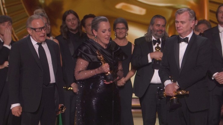 El equipo de 'Oppenheimer' recibe el Óscar a mejor película.