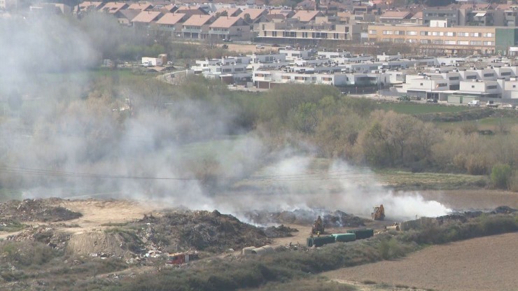 El humo seguía saliendo este martes de la escombrera quemada en Cuarte de Huerva.