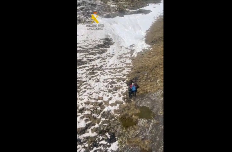 Momento del rescate de la esquiadora. | Guardia Civil