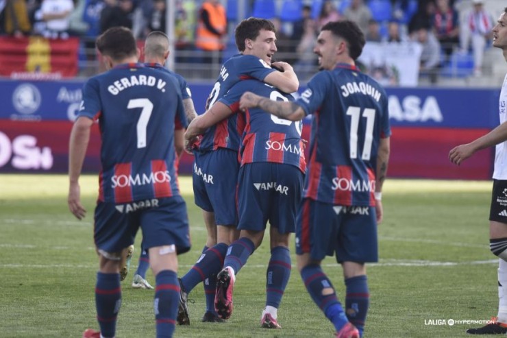 Los jugadores de la SD Huesca celebran un gol ante el Burgos. Foto: LaLiga