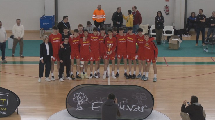 La selección española masculina posa con el trofeo de campeón del Torneo Medac.