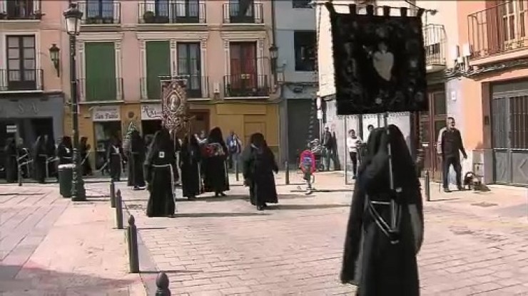 La procesión de la Soledad recorre las calles del Casco Viejo.