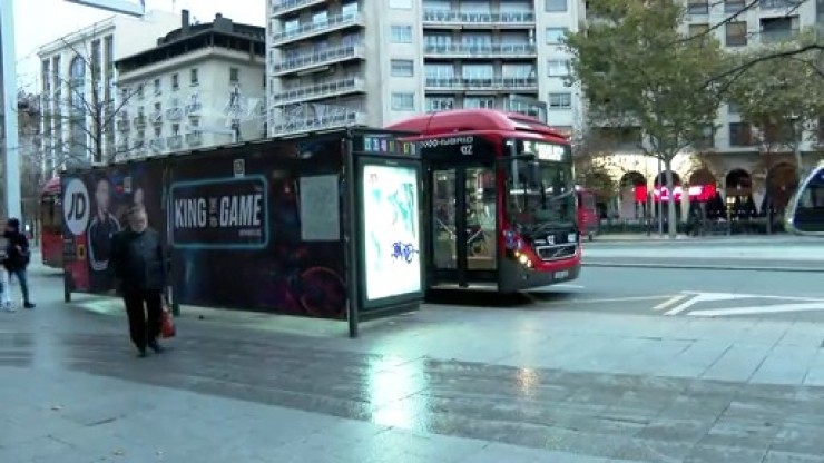 Un autobús de Zaragoza en la parada de la Plaza Aragón