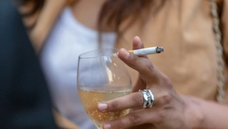 Los expertos piden que el plan antitabaco prohíba totalmente fumar en el auto, con o sin menores.