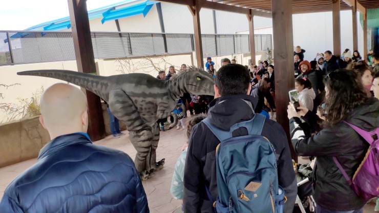 Los visitantes han podido disfrutar del dinosaurio articulado que acaba de llegar al parque. | Dinópolis