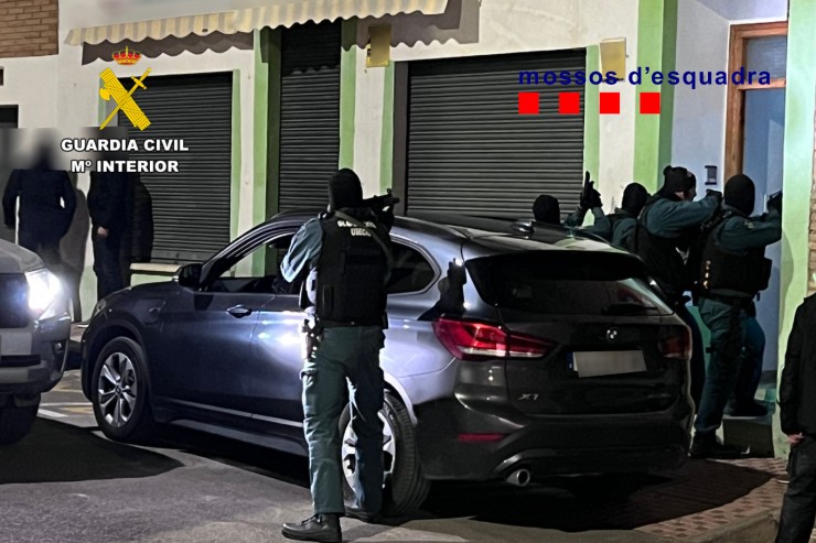 Imagen de la entrada de los agentes a uno de los domicilios. | Guardia Civil