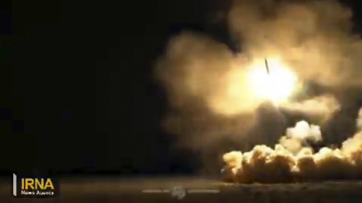 Momento en el que Irán lanza uno de los misiles contra Israel. / EFE