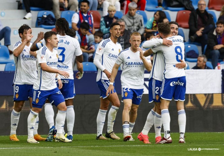 El Real Zaragoza celebra su último gol ante el Levante. Foto: LaLiga
