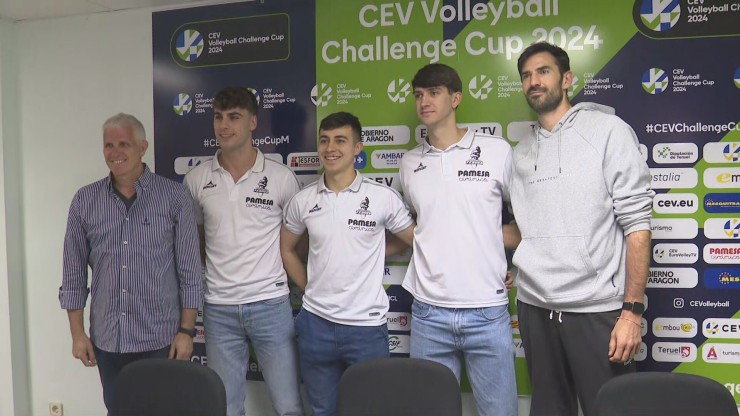 Fabián Muraco (izquierda), nuevo entrenador del Pamesa Teruel Voleibol, junto a los renovados Valiño Pont y Ferrández, y el técnico asistente Maxi Torcello