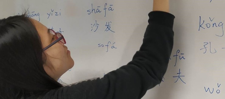 Una profesora enseña chino. / Europa Press