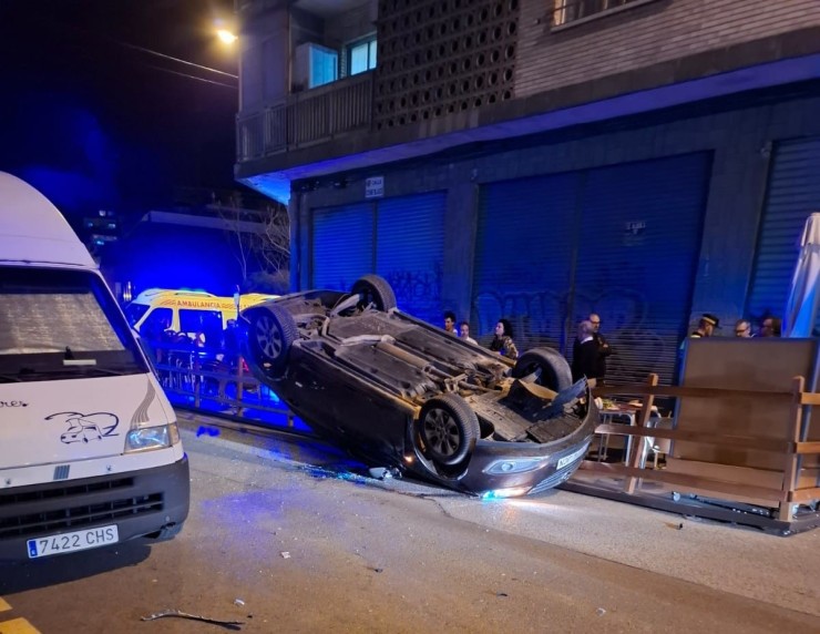 Tras chocar contra una furgoneta y un velador, el conductor volcó. | Europa Press