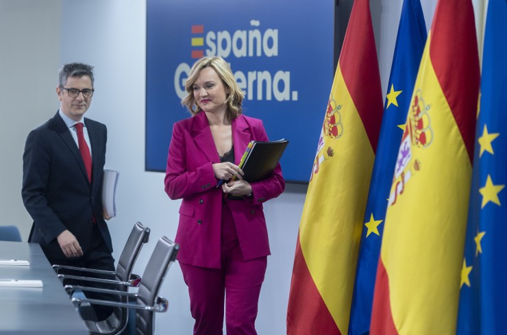 Félix Bolaños y Pilar Alegría entrando a la rueda de prensa tras el Consejo de Ministros. (Alberto Ortega / Europa Press)
