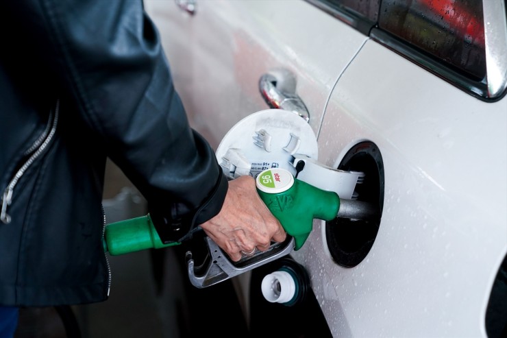 Un litro de gasolina cuesta 1,645 euros de media y el de diésel, 1,541 euros.