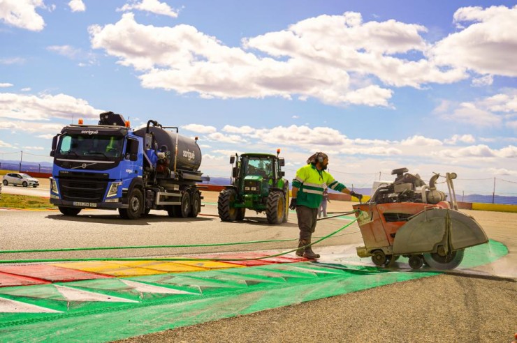 Este lunes han comenzado las obras de reasfaltado del Circuito de MotorLand Aragón. Foto: MotorLand Aragón