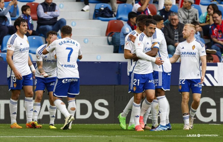 Los jugadores del Real Zaragoza celebran su gol contra el Levante. Foto: LaLiga