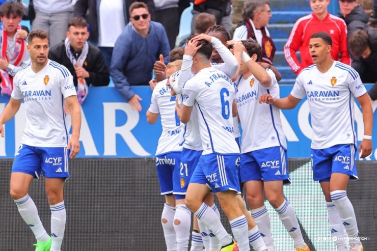 Los jugadores del Real Zaragoza celebran uno de los goles anotados ante el Tenerife. Foto: LaLiga