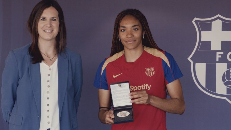 La futbolista Salma Paralluelo ha recibido en Barcelona la Medalla al Mérito Deportivo de Aragón.
