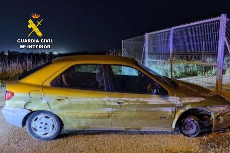 El conductor detenido sufrió un accidente tras saltarse el control. / Guardia Civil