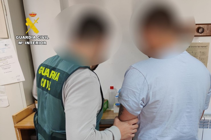 Los agentes le tomaron pruebas dactilares para cotejarlas con las facilitadas desde Rumanía. / Guardia Civil