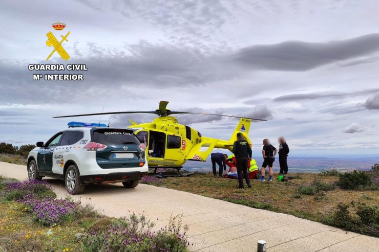 Evacuación en helicóptero del ciclista herido. / Guardia Civil