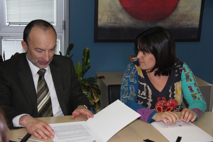 Firma del convenio entre la CARTV y la APA, el 16 de marzo de 2010