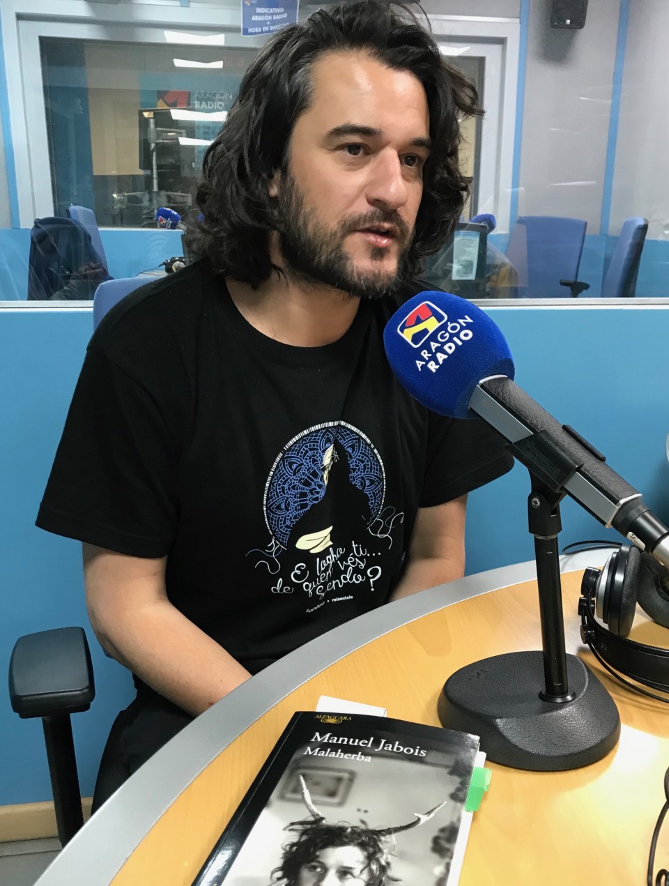 Imagen Jabois, en uno de los estudios de Aragón Radio.
