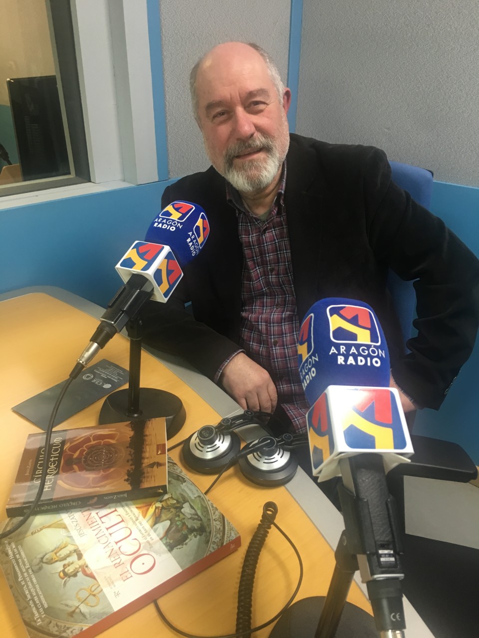 Imagen Entrevista a Jesús Zatón en uno de los estudios de Aragón Radio