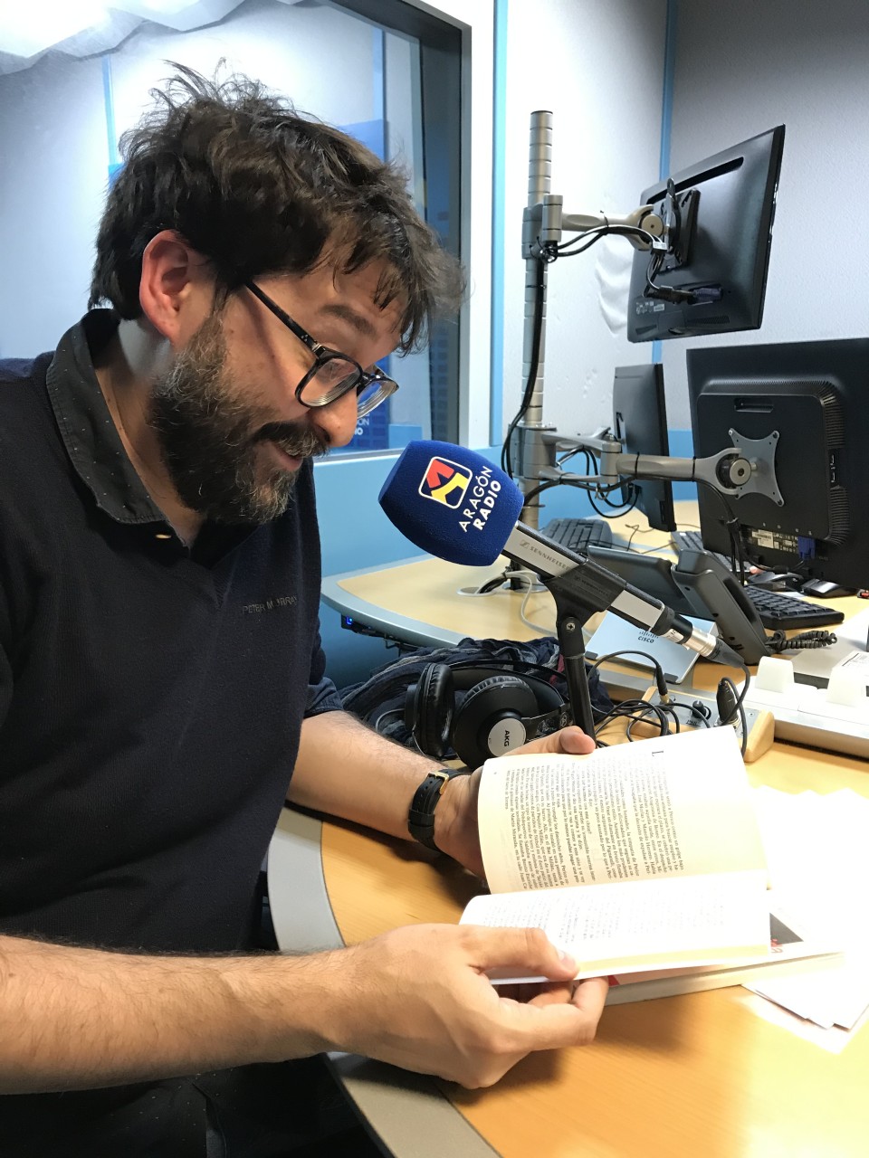 Imagen Octavio Gómez Milián, en uno de los estudios de Aragón Radio.