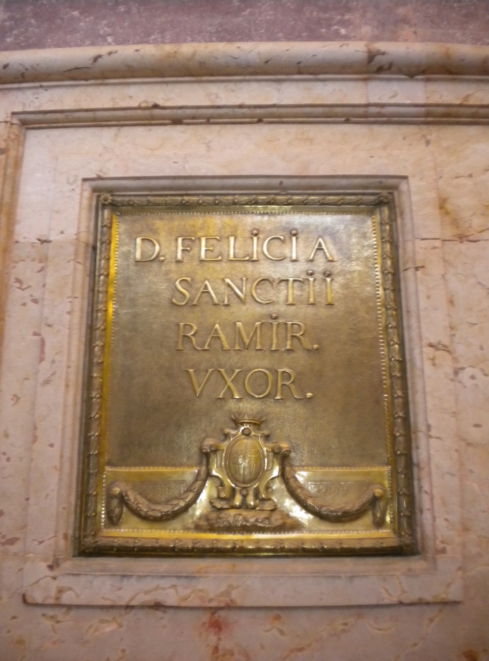Imagen 2-placa-funeraria-del-s.-xviii-de-felicia-en-el-panteon-real-sjp.jpg