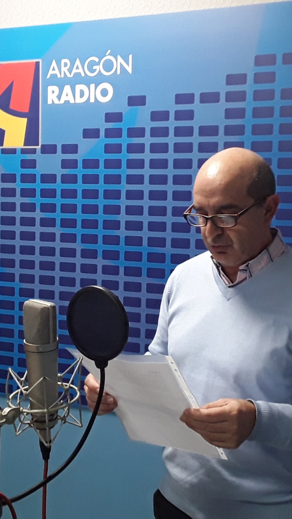 Imagen Dimas Vaquero nos ofrece una pequeña lectura en el programa de "La Torre de Babel", en Aragón Radio [plano 2]