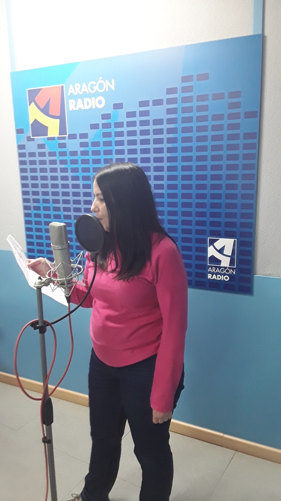 Imagen Lectura de Isabel Antequera, en su visita a Aragón Radio [plano 1]