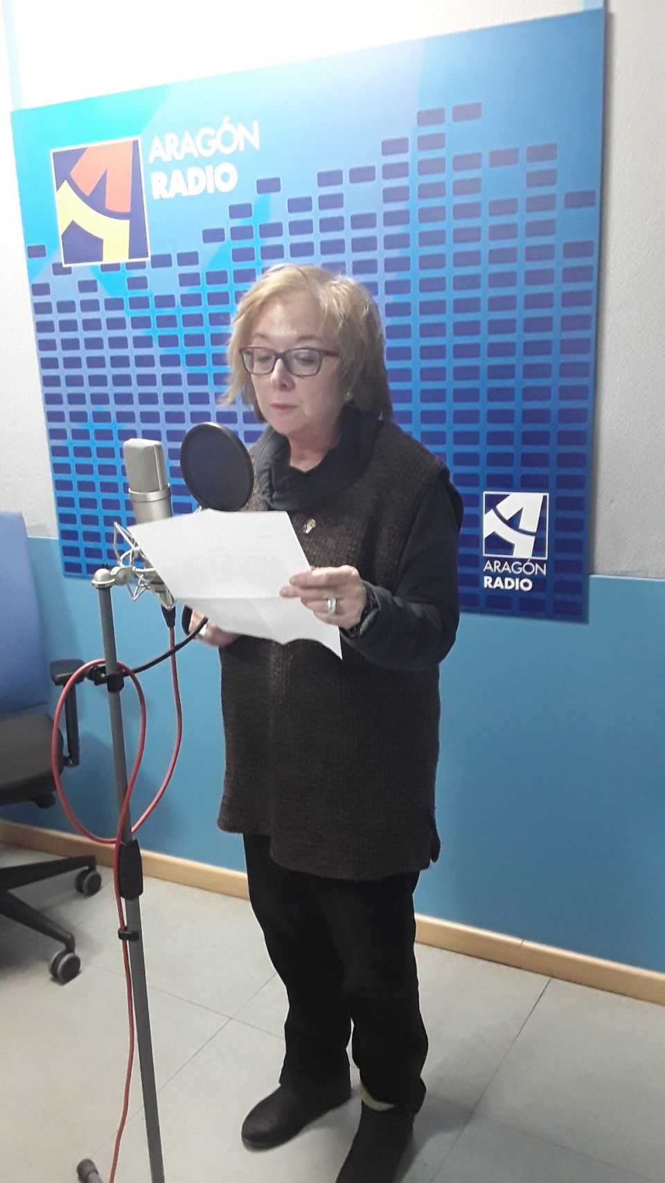Imagen Lectura de Luisa Miñana en uno de los estudios de Aragón Radio [plano 1]