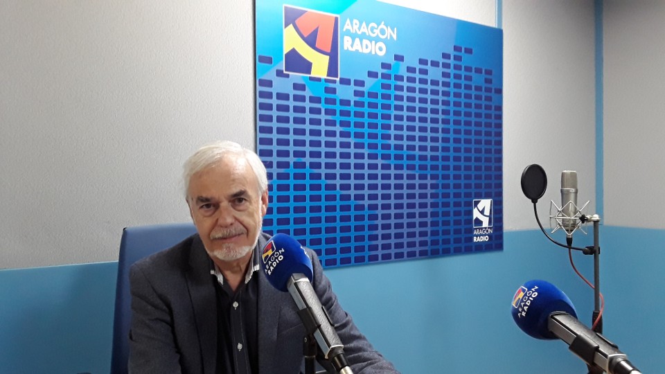 Imagen Carlos Tundidor en uno de los estudios de Aragón Radio [plano 3]
