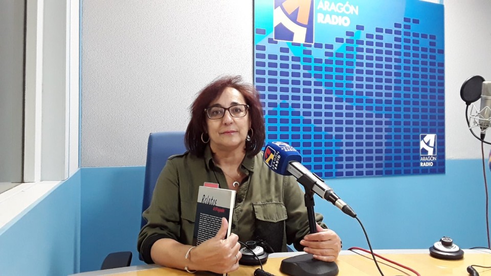 Imagen Entrevista a la conocida escritora y periodista, Ana Rioja, en Aragón Radio [plano 2]